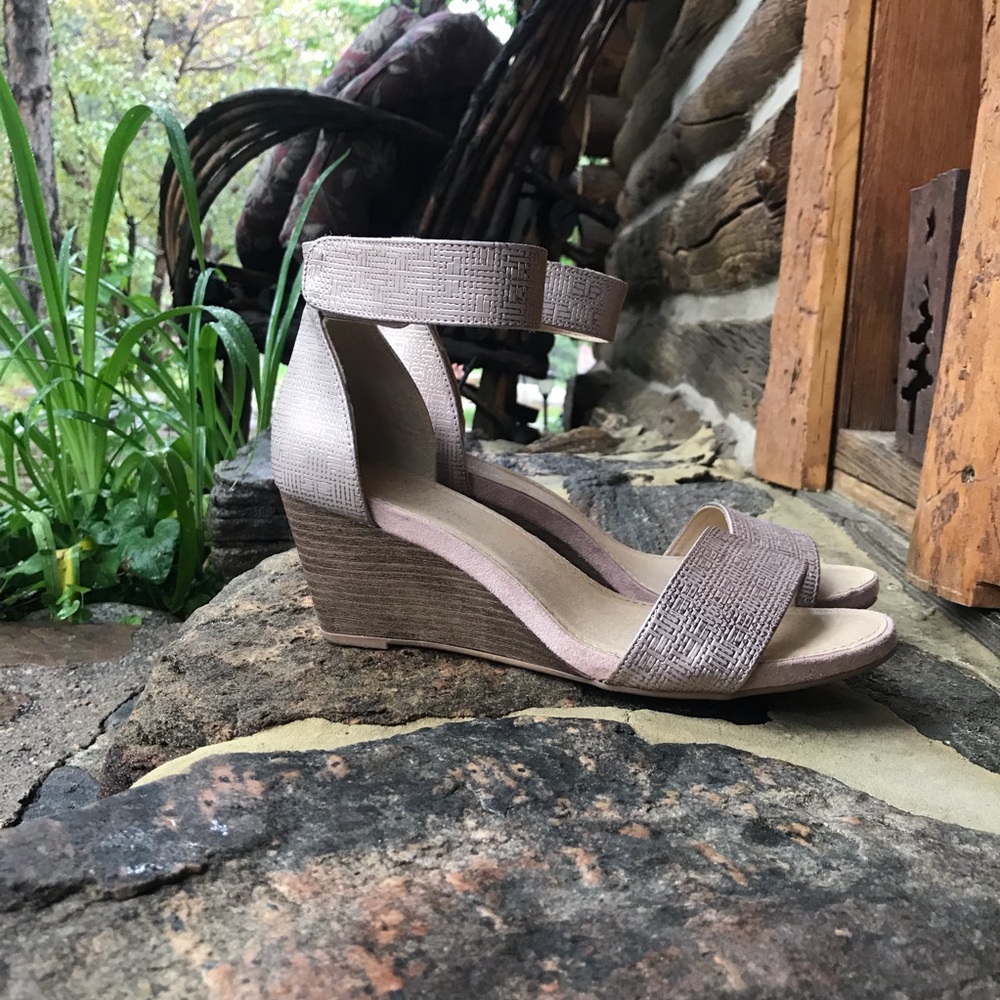 CL by Laundry wedge heel